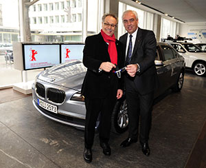 Übergabe eines BMW ActiveHybrid 7 an Herrn Dieter Kosslick, Direktor der Berlinale, durch Hans-Rainer Schröder, Leiter BMW Berlin, 27.1.201