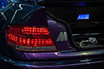 getunter BMW mit beleuchtetem M-Logo im Kofferraum