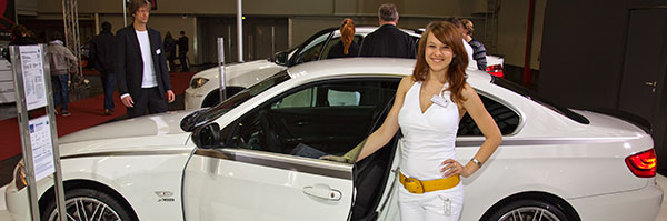 BMW 335i xDrive Coup&eacute; mit Performance Zubeh&ouml;r, pr&auml;sentiert von Ksenia Pavilshyna, im Hintergrund links: Markus Fiedler, Produktmanager von BMW Performance