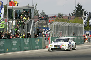 BMW M3 GT2 auf der Zielgeraden beim 24-Stunden-Rennen am N&uuml;rburgring