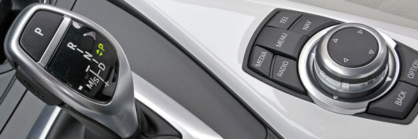 BMW 120d Urban Line (F20), Mittelkonsole mit Automatik-Schalthebel und iDrive Controller.