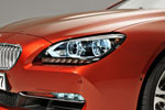Das neue BMW 6er Coupe - Exterieur, Adaptive LED-Scheinwerfer für Abblend- und Fernlicht inklusive Kurvenfunktion, Nebelscheinwerfer in LED-Technik. Licht an.
