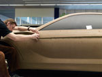 Perfekte Oberflächen - Ein Modelleur am Claymodell des BMW 6er Coupe.