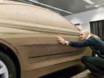 Nader Faghizadeh (Exterieur Designer BMW 6er Coupé) an einem Claymodell des BMW 6er Coupe.