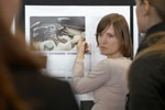 Materialentscheidung - Christiane Schneider (Farb- und Materialdesignerin) bei der Diskussion von Materialien für das BMW 6er Coupe.