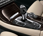 BMW ActiveHybrid 5, iDrive Controller, Typschild auf der Mittelkonsole