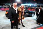 Berlinale 2011: Mario Adorf und Frau Monique vor BMW 7er.