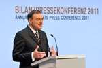 BMW Vorstandsvorsitzender Dr. Norbert Reithofer whrend der Bilanz-Pressekonferenz in Mnchen