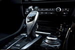 BMW 530d Touring (Modell F11), Mittelkonsole mit iDrive Controler und Automatik-Wählhebel