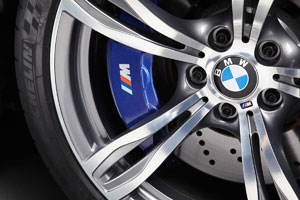 BMW M5, Rad mit in Wagenfarbe lackiertem Bremssattel