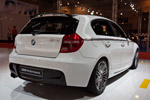 BMW 1er (E87) mit BMW Performance Heckschürze (545 Euro), Dachkantenspoiler Carbon (797 Euro) und Schalldämpfer-System (469 Euro)
