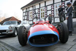 Maserati 250 F von 1957 (im Hintergrund ein Ferrari 330 GT 2+2 aus den 60er Jahren)
