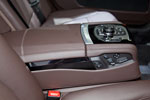 BMW 730Ld Individual, Mittelarmlehne im Fond mit iDrive Controller für das Fond Entertainmentsystem