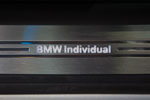 beleuchteter BMW Individual Schriftzug in der Einstiegsleiste im BMW 730Ld Individual