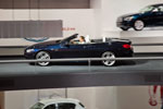 BMW 6er Cabrio fahrend präsentiert in der BMW Messehalle auf der IAA 2011