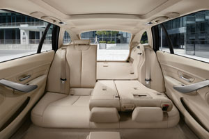 BMW 3er Touring, Durchladesystem mit im Verh�ltnis 40:20:40 teilbarer R�cksitzlehne, Leder Dakota Oyster 
