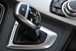 BMW ActiveHybrid 3, Mittelkonsole mit Schalthebel, iDrive Controller und ActiveHybrid Schriftzug