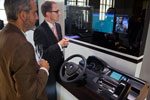 das neue BMW Navigationssystem und die neuen ConnectedDrive Funktionen wurden anhand eines Modells erläutert