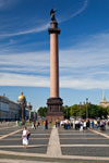 Die Alexandersäule auf dem Schlossplatz in St. Petersburg gilt als höchste Triumphsäule der Welt. Rechts der Säule befindet sich die Eremitage.