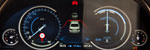 Multi-Instrumenten-Display im BMW 750i (F01 LCI), Anzeige von Fahrzeugsymbolen bei aktiver Geschwindigkeitsregelung zwischen den Rundinstrumenten