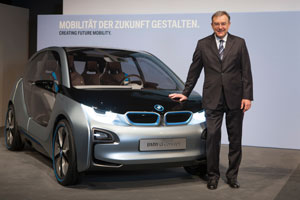 Dr. Norbert Reithofer, Vorsitzender des Vorstands der BMW AG, neben dem BMW i3 Concept. BMW Group Bilanzpressekonferenz am 13. März 2012 in München  