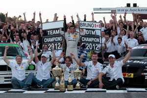 Die BMW DTM-Piloten mit den gewonnen Pokalen am Hockenheimring.