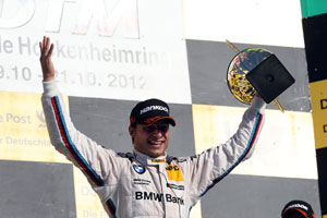 BMW Fahrer Bruno Spengler auf dem Siegerpodest von Hockenheim