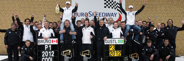 Sieger am Lausitzrennen Bruno Spengler (CA, links oben) zusammen mit dem BMW Team Schnitzer