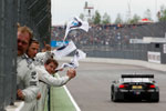 Die BMW Crew feiert den Sieg von Bruno Spengler am Lausitzring.