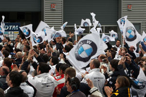 BMW Motorsport Team Mitglieder feieren den Sieg von Bruno Spengler