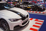 BMW 3er Limousine (F30) mit BMW M Performance Komponenten, neben dem BMW M3 DTM Auto von DTM-Sieger Bruno Spengler