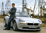 Bond-Darsteller Pierce Brosnan posiert vor dem BMW Z8