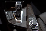 BMW 328i (Modell F30), Mittelkonsole mit Automatik-Wählhebel und iDrive Controller