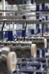 BMW i Produktion CFK Wackersdorf: Carbonfaserspulen auf einem Gatter zur Herstellung von 0 Material im Werk Wackersdorf.