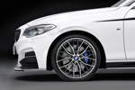 Das neue BMW 2er Coup� mit BMW M Performance Zubeh�r. 19 Zoll gro�e, geschmiedete BMW M Performance Leichtmetallr�der.