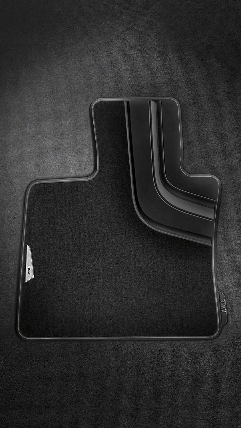 Foto: BMW Original Zubehör für den BMW X5: Gummi-Textil-Fussmatte mit  Metallemblem (vergrößert)