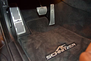 AC Schnitzer ACS5 3.5d auf Basis des BMW 5er Touring, AC Schnitzer Fußmatte und AC Schnitzer Pedale