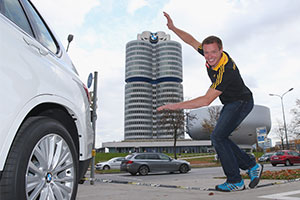 Felix Loch, Olympiasiegern Rodeln, auf der Slackline im Rahmen der BMW BSD Saisonauftakt-Pressekonferenz.