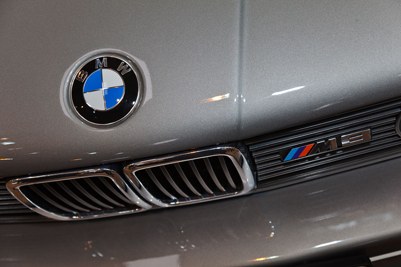 Foto: BMW M3, BMW Logo auf der Motorhaube, M Logo im Kühlergrill  (vergrößert)