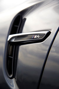 BMW M4 Cabrio, seitliche Kieme mit BMW M4 Logo