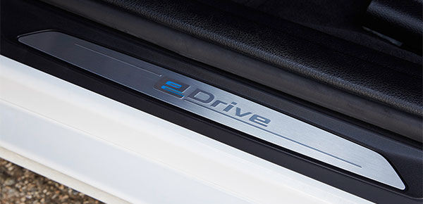 BMW 3er Plug-in Hybrid Prototyp, eDrive Schriftzug in der Einstiegsleiste
