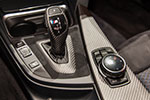 BMW 435i mit BMW M Performance Komponenten: Mittelkonsolenblende Gangwahlschalter aus Carbon und Alcanatara (110,50)