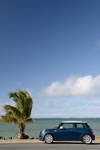 MINI Cooper (F56) in Deep Blue Metallic mit weissem Dach on location in Puerto Rico