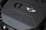 MINI Cooper (F56) in Deep Blue Metallic mit weissem Dach on location in Puerto Rico