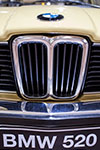 BMW 520, Niere und BMW Logo auf der Motorhaube