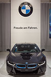 BMW i8 mit effektiver Carbon Leichtbaukarosse, und weltweit erstmalig mit Laserlicht