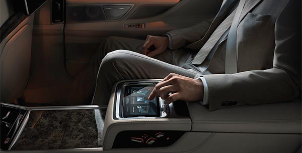 BMW 7er (G11/G12), Interieur, Touchscreen-Tablet für Fahrzeugbedienung im Fond, statt eines iDrive Controllers