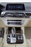 BMW 750Li, Mittelkonsole vorne mit iDrive Touch Controller und Bordmonitor