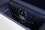BMW 750Li, induktive, d. h. kabellose Ladestation in der Mittelablage zum Laden des BMW Display Schlssels oder Handy