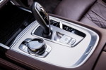 BMW 730d xDrive mit BMW M Sportpaket, Rechtslenker, Mittelkonsole mit iDrive Touch Controller